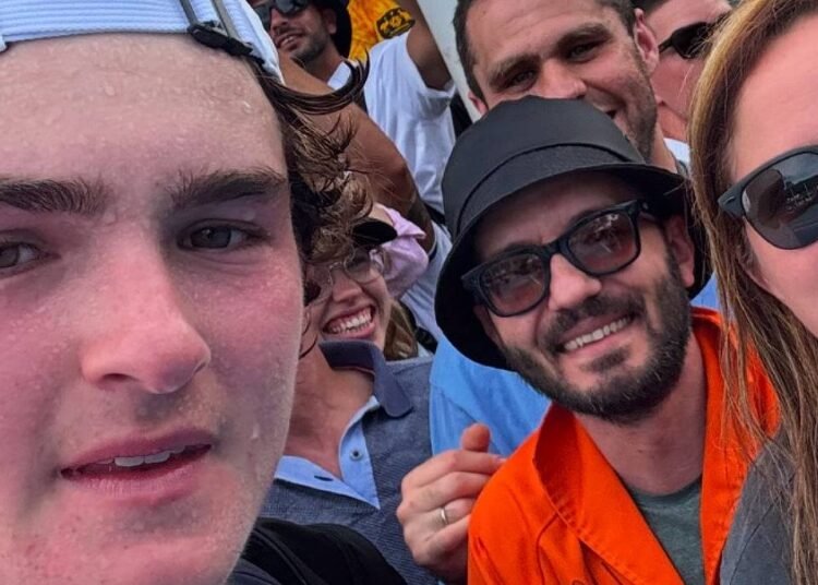 Torcedor vestido de gari e grito de guerra embalam João Fonseca no Australian Open – 10/01/2025 – Esporte Torcedor vestido de gari e grito de guerra embalam João Fonseca no Australian Open – 10/01/2025 – Esporte