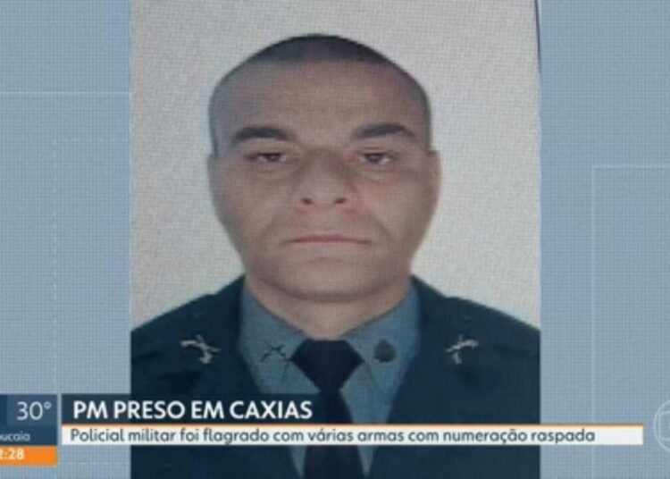 Polícia investiga se PM preso com 2 fuzis saindo de comunidade em Caxias participou de treinamento tático para bandidos | Rio de Janeiro Polícia investiga se PM preso com 2 fuzis saindo de comunidade em Caxias participou de treinamento tático para bandidos | Rio de Janeiro