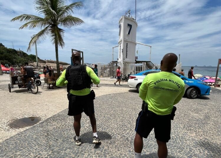 Por causa do calor, PM anuncia que horário de reforço de patrulhamento na orla será estendido Por causa do calor, PM anuncia que horário de reforço de patrulhamento na orla será estendido